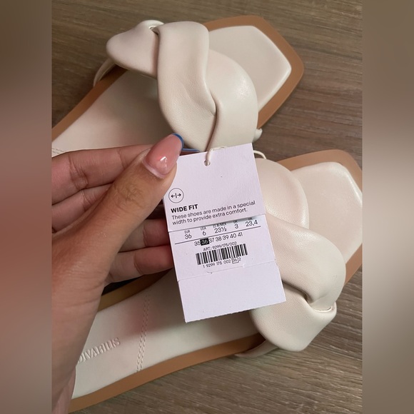 Stradivarius Wide Fit twist strap sandals in beige - Picture 4 of 6